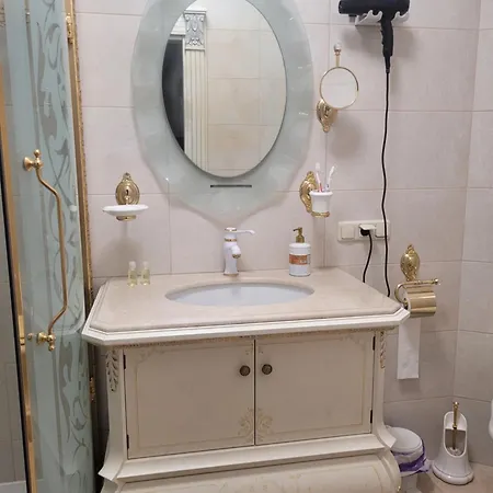 в центрі львова біля філармонії *