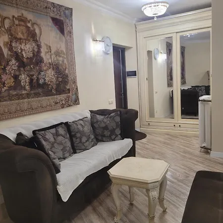 в центрі львова біля філармонії