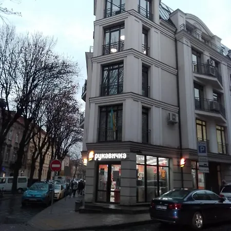 в центрі львова біля філармонії Lviv